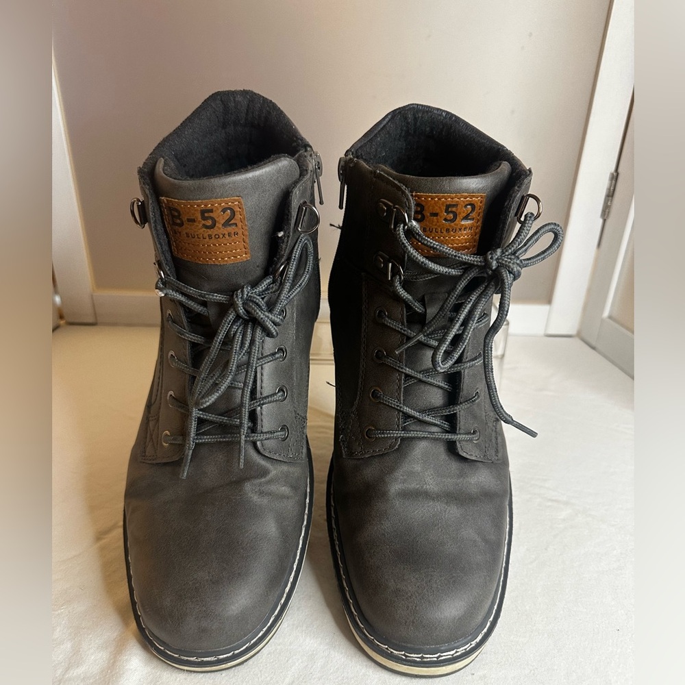 B52 by Bullboxer Men's size 11 Alton Lace Up Boot dark grey Famous Footwear
